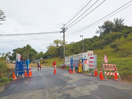 高市府於雙湖、果嶺公園北側開闢6米寬道路,以紓解仁雄路車流,民代擔心穿越性車流恐與公園休憩人潮產生衝突。(任義宇攝)