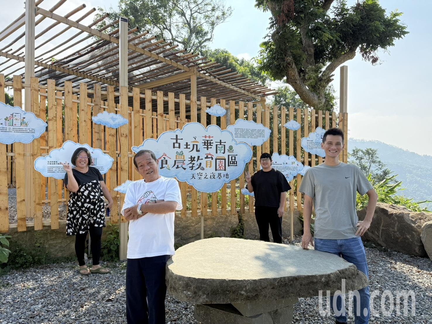 雲林古坑華南社區在地業者廖鴻瑞(右一)自籌1500萬元購置0.5公頃土地,無償提供社區打造食農教育推廣園區,社區發展協會專案督導賴雅玫(左起)、理事長劉清極、返鄉青年王冠霖等人感謝他出錢出力協助社區。記者陳雅玲/攝影