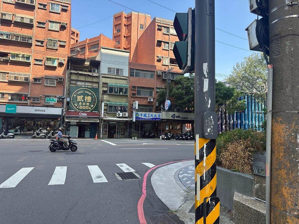 市議員林彥甫指出,從去年五月至今竹市境內又新增五間麻將館,其中一間麻將館甚至開設在三民國小正隔壁,距離僅 20 公尺,嚴重危及校園周邊安全。圖/林彥甫提供