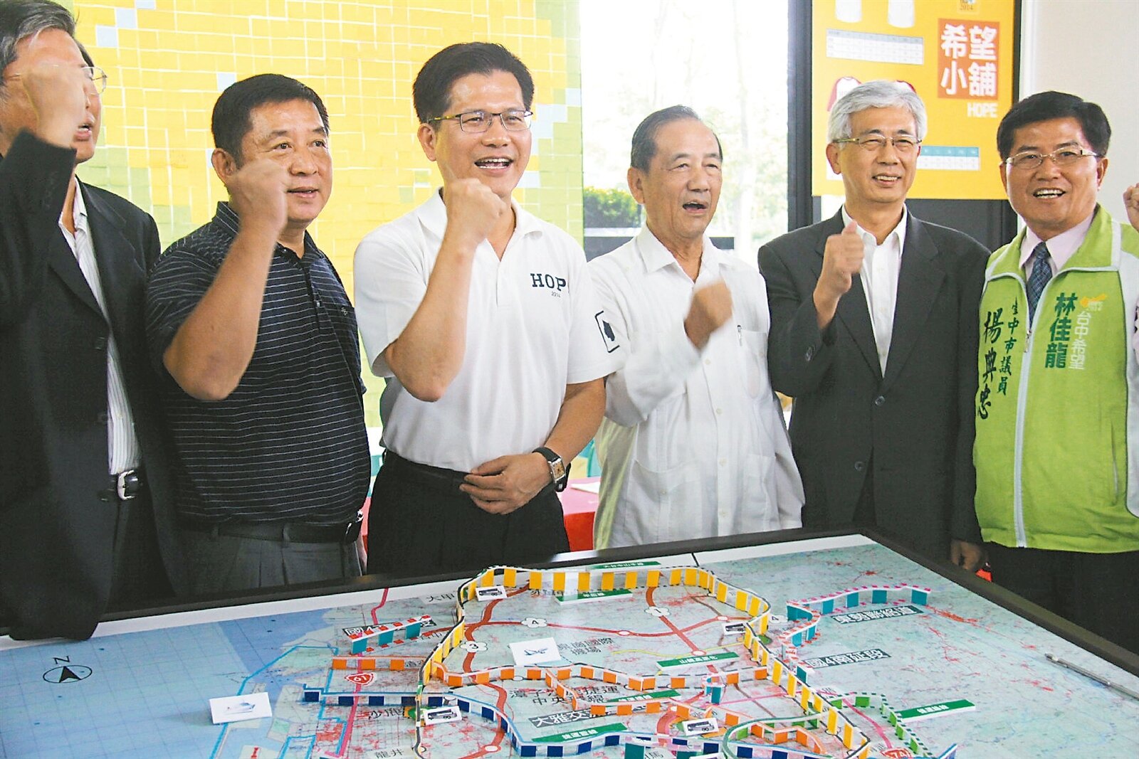 民進黨台中市長參選人林佳龍(右二)提出「大台中交通市政白皮書」,前交通部長林陵三(右一)等人背書。 記者陳秋雲/攝影