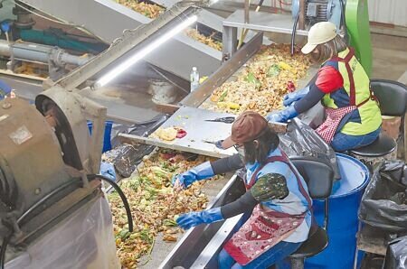 
立院社福及環委會20日前往桃園市觀音區泓橋環保公司考察廚餘處理專利技術，並呼籲相關單位讓優良技術可以推廣至其他縣市，當廚餘運至處理廠後，工作人員正在清除廚餘內的雜物。（范揚光攝）
