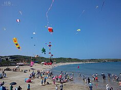 許多民眾欣賞風箏之後，隨即就是下水玩樂，畢竟幾乎毫無遮陽之處的海邊令人覺得酷熱，所幸就是舉辦在海邊可以玩水。