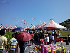 有人潮必定有錢潮，許多攤位也爭相擺設。