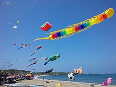 其中最特別吸睛的是，七彩蜈蚣與小飛俠，人潮不斷圍繞在旁邊拍攝照片。