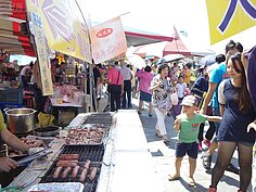 除了風箏，攤商也擺起食物與飲料販售。