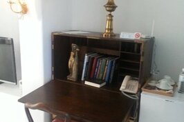 別具特色的古董書櫃，也能當書桌使用。