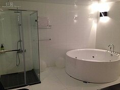 比美五星級的浴室，有著超大浴缸。