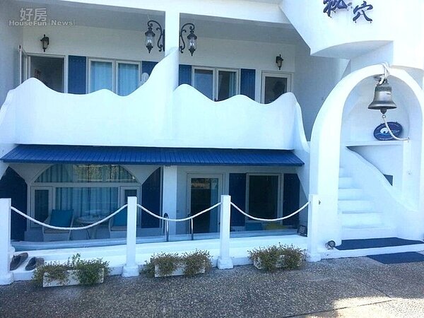 
2. 純白色的建築，仿碼頭的繩柵欄，門口還有一個從羅馬尼亞買回來的鐘。