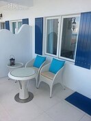 每間房間都有大露台，桌椅也是藍白色系。