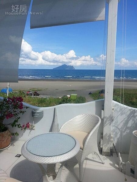 
4.從露台向外看，是一望無際的藍天白雲。