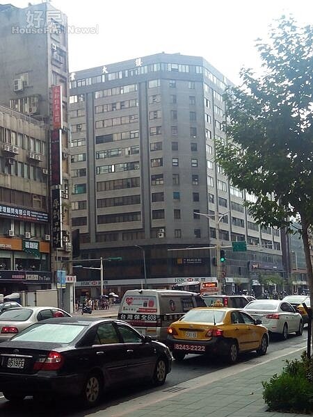 5南京東路五段辦公大樓林立。