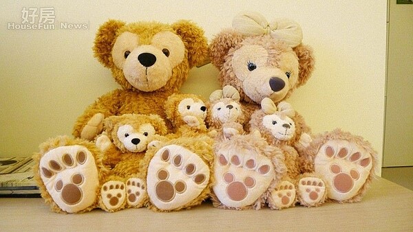 6.「達菲熊」與「雪莉玫」乖乖躺在客廳的電視櫃。