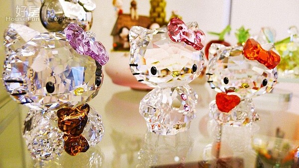 4.水晶做的凱蒂貓,是她珍藏的生日禮物。
