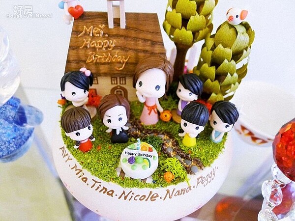 5.看仔細,這是她和一群好姐妹的肖像公仔玩具,量身定做的!