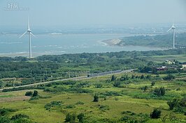 台鐵海線班次不多，對號列車大都行駛山線，因此在此比較能看到的大都是區間列車，且班次不多，需要耐心等待。