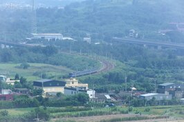 後龍好望角位於西濱公路旁，站在最高點往下看，可以看到大海、台鐵海線鐵道以及風力發電風車，景色十分優美。