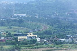 後龍好望角位於西濱公路旁，站在最高點往下看，可以看到大海、台鐵海線鐵道以及風力發電風車，景色十分優美。