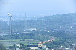 台鐵海線在後龍站附近鐵道彎曲成倒C形，長長的列車在此隨著鐵道彎曲，成為鐵道愛好者獵取影像的人氣景點。