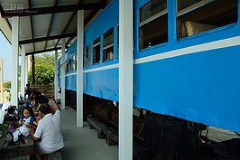 走累了、騎累了，不妨到台灣第一間鐵道餐廳石蓮園用餐小歇一下。