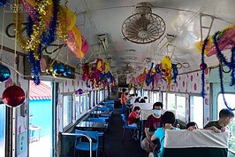 石蓮園主人原為台鐵員工，退休後自費向台鐵買了兩個藍皮車廂改裝，成為經典的鐵道餐廳。