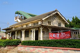 台鐵在海線上有許多木造小站，十分具有特色。只可惜缺乏經費維護，外牆油漆大都斑駁脫落、木頭腐朽。