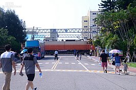 附近臺鹽工廠是少數可見火車穿廠而過的觀光工廠。