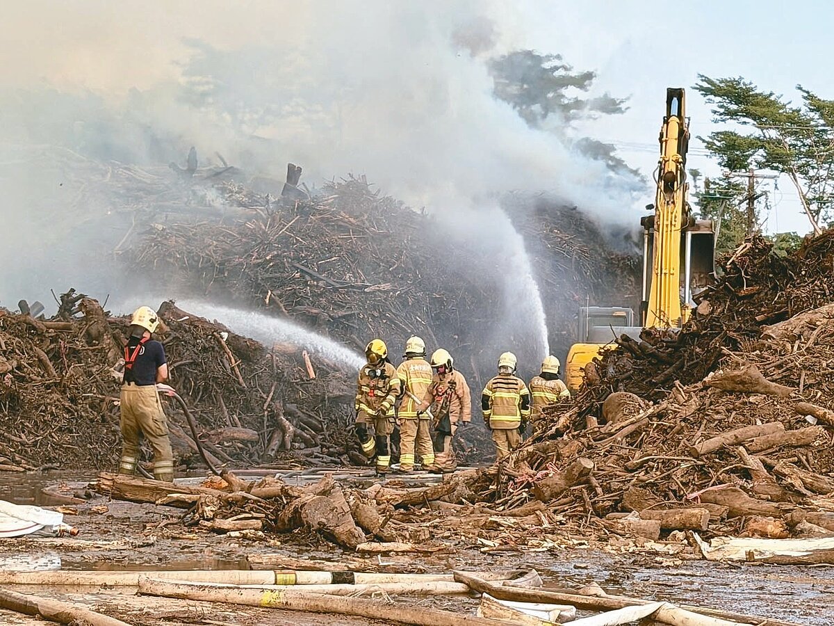 台南後壁烏樹林丹娜絲風災後的廢棄物暫置場日前發生火警,火勢現已控制。圖/聯合報系資料照片