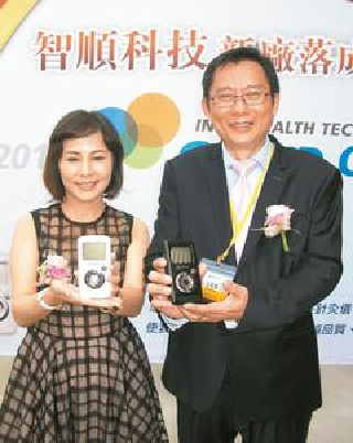 智順科技企業總部暨新廠落成,董事長江志成(右)與總經理曾純嫈展示最新的電子針灸儀。(截取自聯合新聞網)