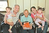 104歲阿公　勇腳走天空之橋