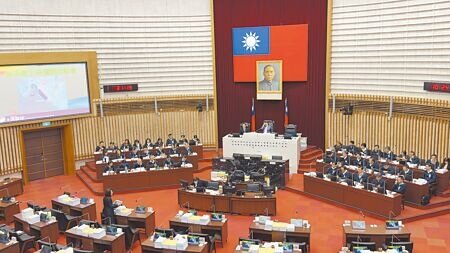 高市議員陳麗娜19日總質詢時質疑市府在南星計畫區設置土石方暫置場程序不當、未開標即進場作業,批評「先斬後奏、偷偷摸摸」。(柯宗緯攝)