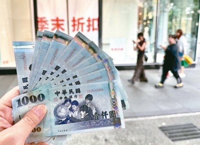 全台有2.8萬台ATM可領普發一萬，包含8家官股銀行與8家民營銀行，從超商、捷運站、百貨公司、醫院到高鐵站特定據點都能領。報系資料照片 