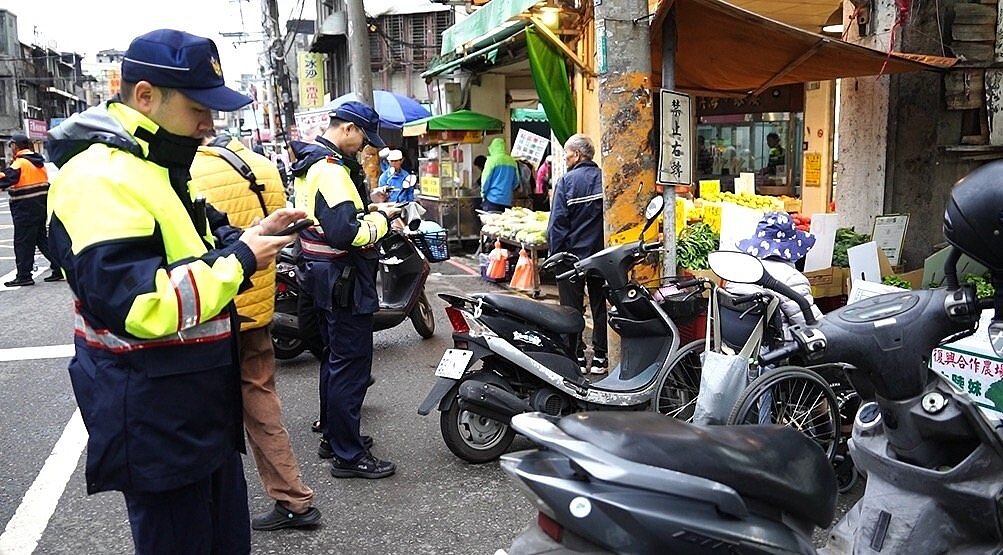 桃園市政府整頓南門市場亂象,清除2.7噸佔占用道路的廢棄物,也開出17張違停罰單,將持續拓展到三民路。圖/桃園經發局提供