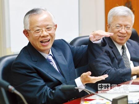 →中央銀行25日召開第三季理監事會議,央行總裁彭淮南會後宣布維持重貼現率1.875%、擔保放款融通利率2.25%、短期融通利率4.125%不變,連續13季不動。圖/顏謙隆