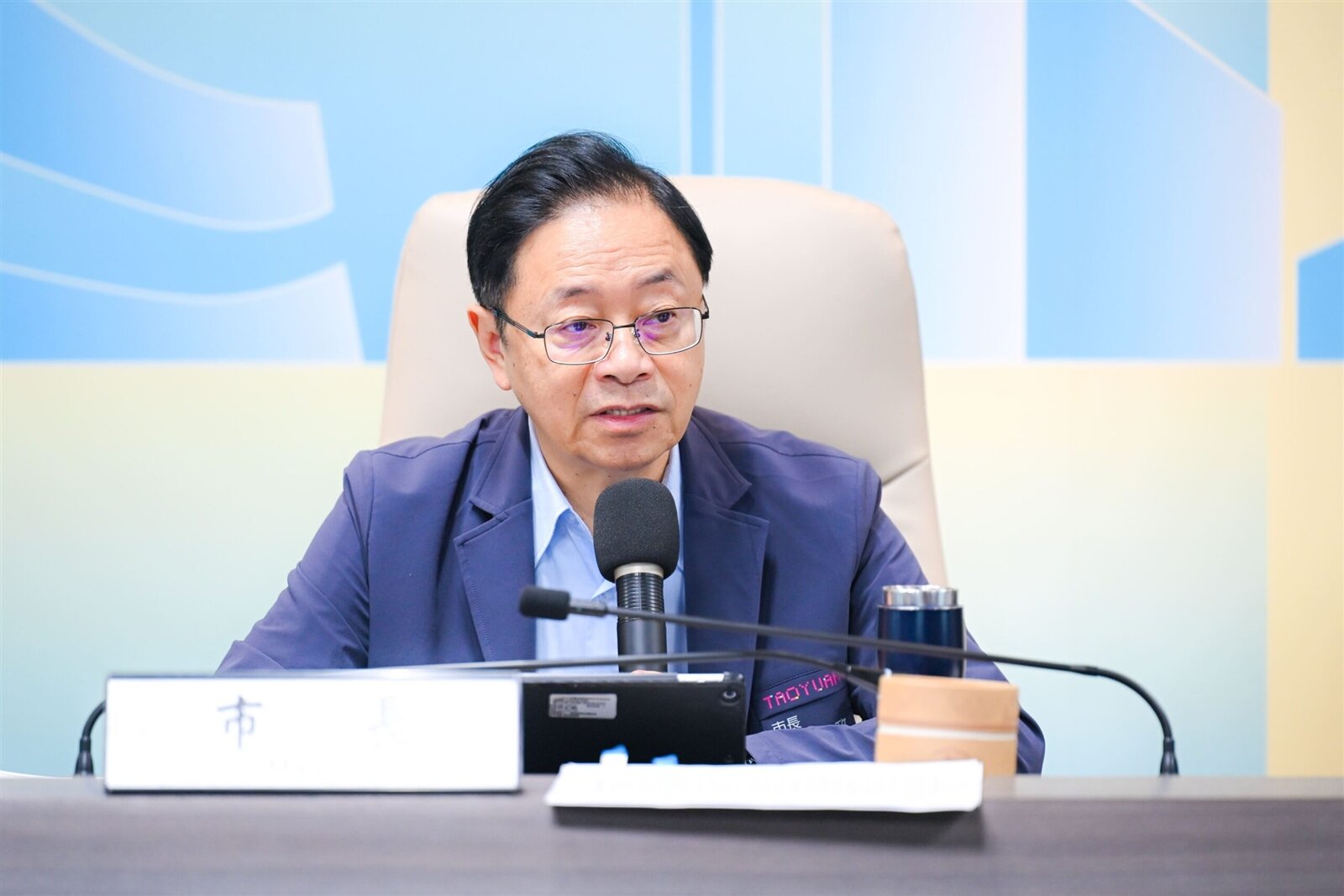 桃園市長張善政聽取交通局「桃園市高快速道路建設進度」專題報告。圖:市府提供