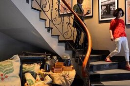 往二樓的樓梯間用衣車作為桌面擺放咖啡豆罐與布袋。