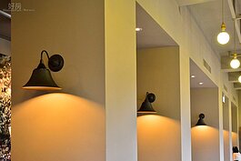 柱子上都掛著壁燈，歐風的壁燈也是讓中西合併的元素之一。