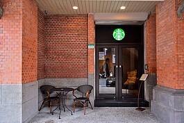 古宅外部有柱間隔開的小位置，每格都有擺放桌椅，既不會占用騎樓空間又多了戶外區。