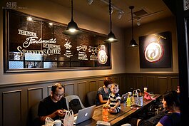 小包廂的設計或許是為了配合原本的格局，但意外地可成為家庭聚會好地方。