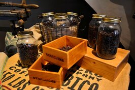 許多咖啡廳都會使用咖啡袋與豆子作為擺飾；除了美觀外，也可讓客人直接看到店家所使用的豆種。