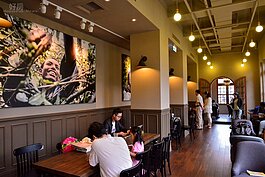 每個牆面都有放不同的照片闡述咖啡文化，圖左的照片述說著中南美洲採集咖啡的開心情境。