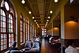 所有的窗戶與隔間的門一樣，保持原有的巴洛克圓拱形設計。