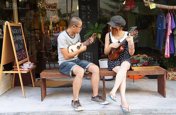 5.店內幾乎所有展示的烏克麗麗樂器、或色彩繽紛的手工背帶…等,清一色為王紫蓓自創品牌。