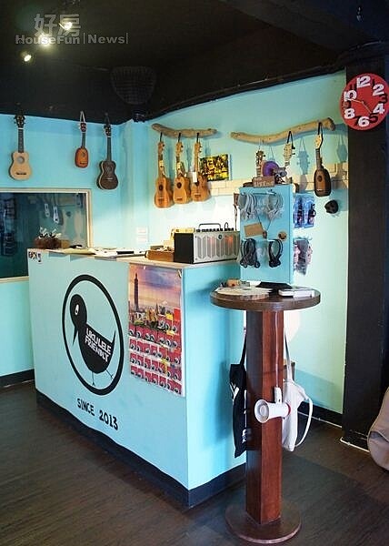 7.櫃台後方同樣以漂流木展示樂器,此外包括櫃台與圓形木桌也都是特別請木工師傅特別訂製的。