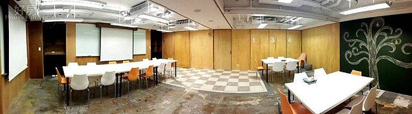 4當隔板拿開來,就成為一個寬闊的大會議廳或演講廳。