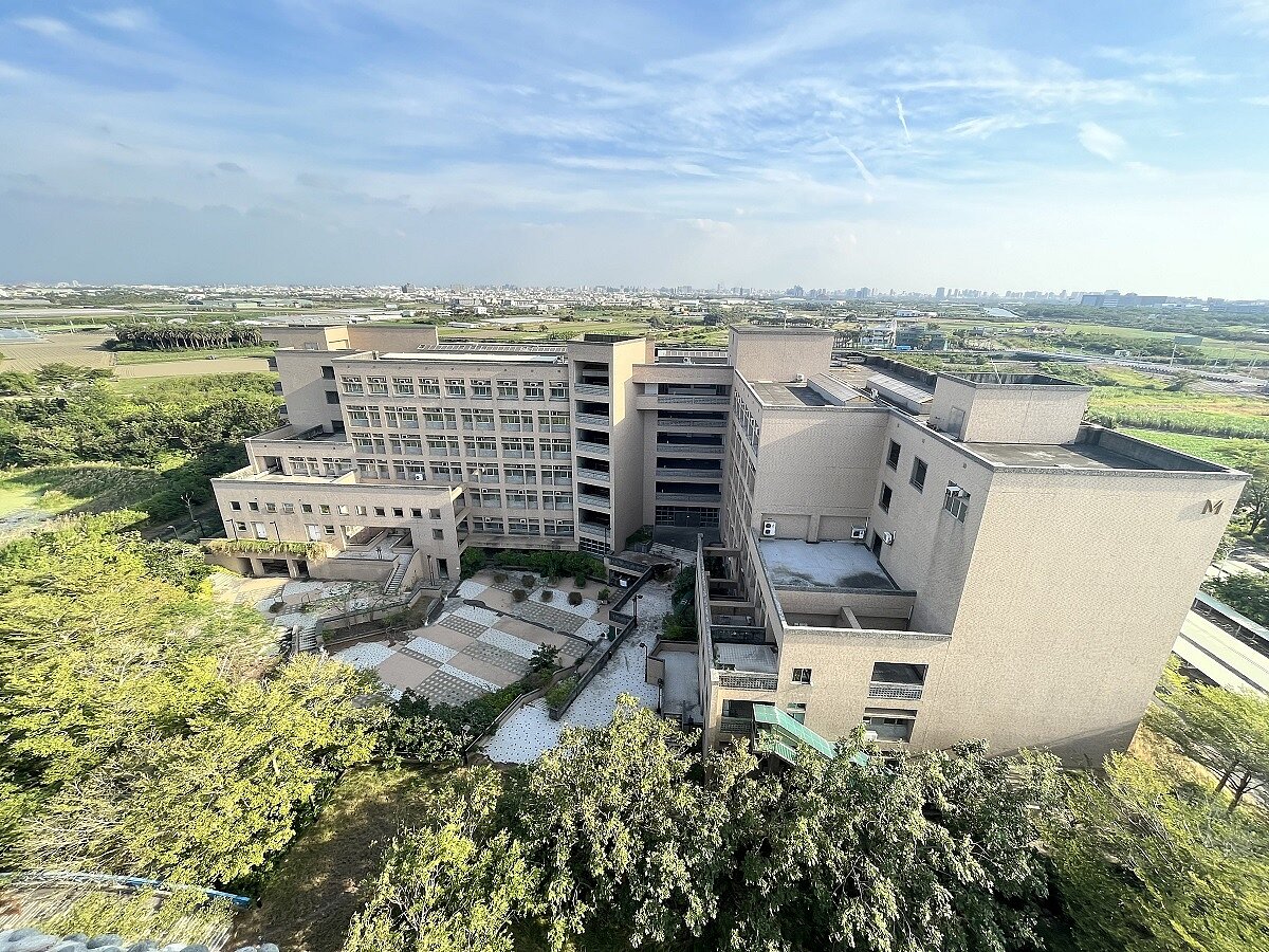 康寧大學台南校區退場後閒置3年多,台南市府編列3千萬元價購7棟建築物,以活化校園資產、充實公共設施。圖/台南市財稅局提供