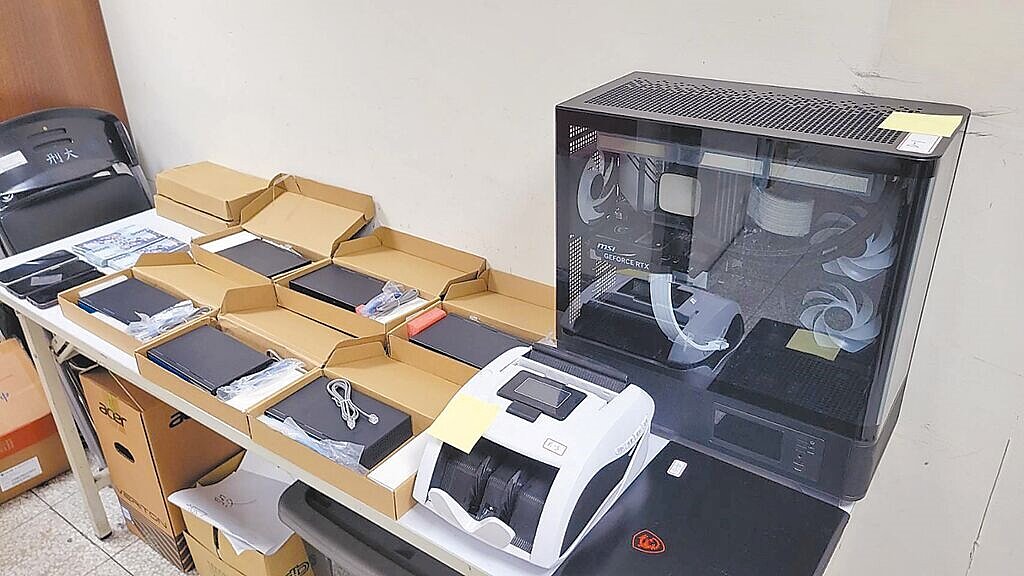 台中檢警近期查獲滲透二類電信領域的詐騙集團，並逮捕李姓主嫌等19人到案，查扣IPPBX設備等證物。圖／民眾提供