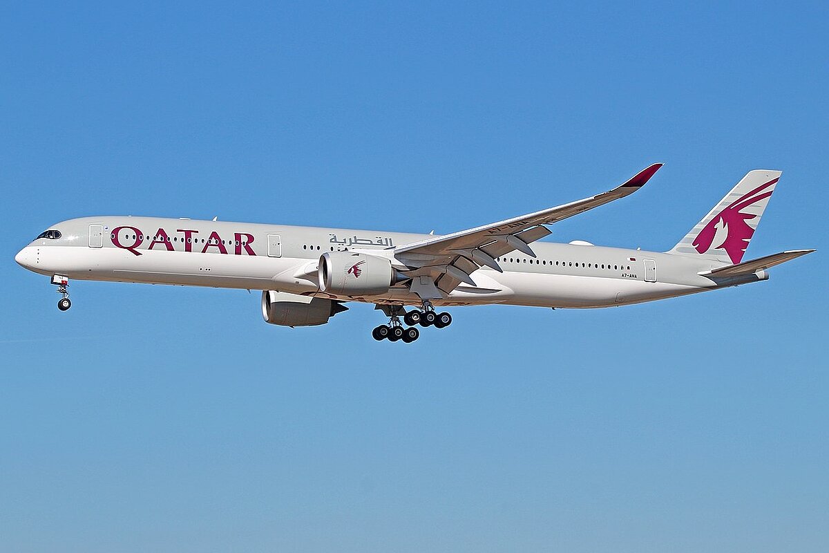 卡達航空(Qatar Airways)在「準點率、旅客體驗與賠償處理效率」三大指標皆表現亮眼,以8.16分奪回世界第一。圖/維基百科