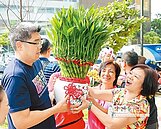 連勝文訪花卉市場　拜票展現高人氣