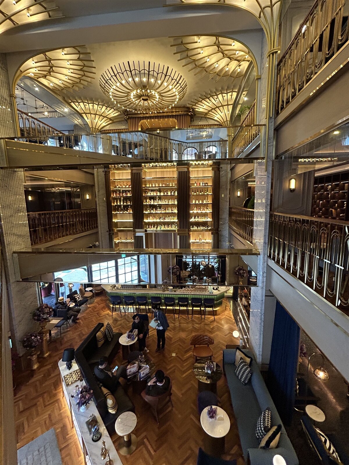 歐酷酒店一樓的Ailise Bar,擁有全台最高的室內酒塔。記者趙容萱/攝影