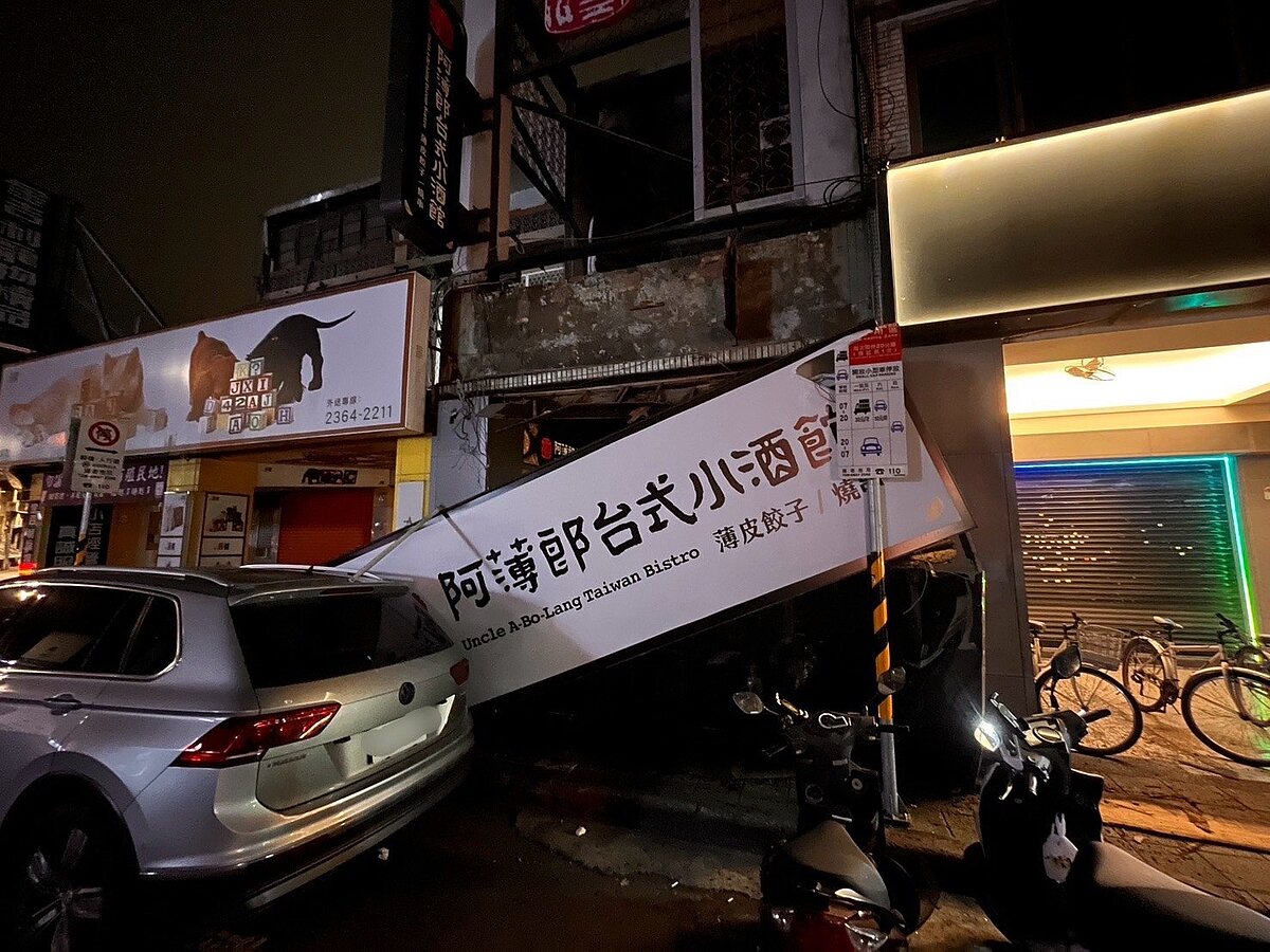 台北市公館商圈傳出驚悚招牌掉落案。記者翁至成/翻攝